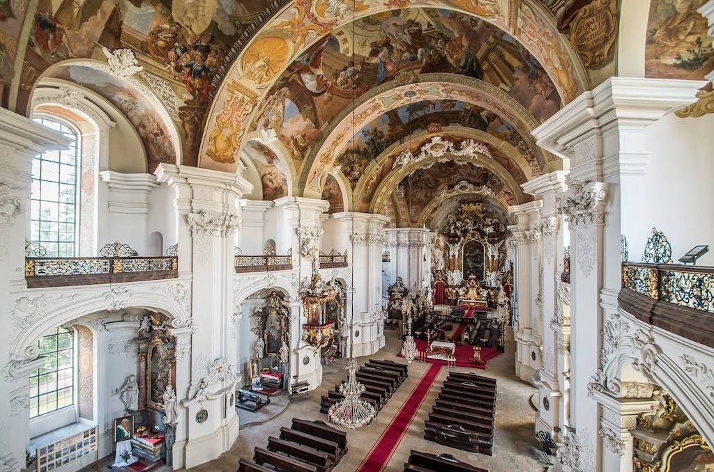 Barokowe, bogato zdobione wnętrze bazyliki – Foto: Adrian Sitko