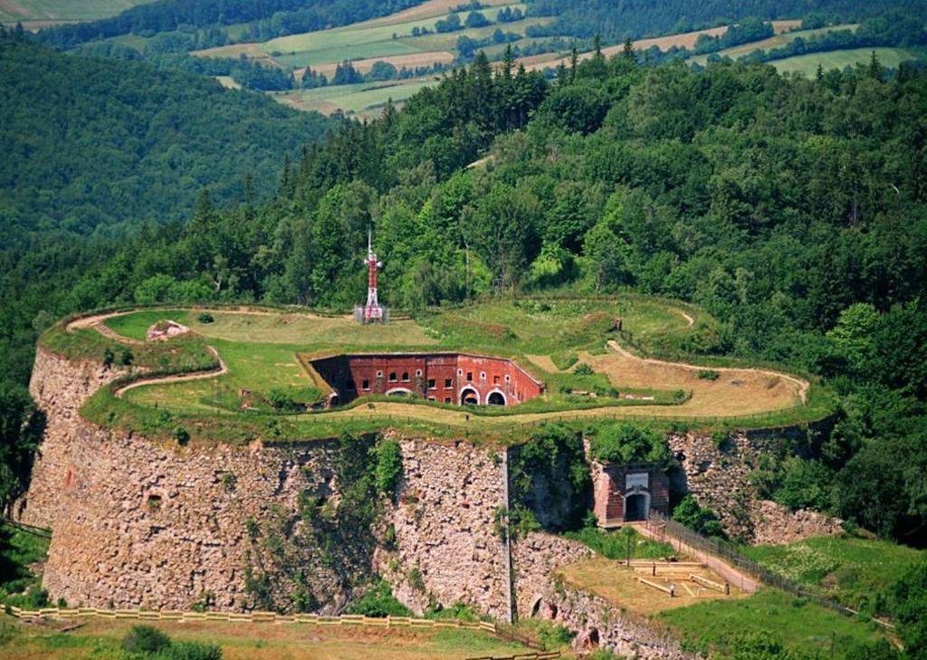 Twierdza Srebrna Góra, położona na Przełęczy Srebrnej oddzielającej Góry Sowie od Gór Bardzkich – Foto: Ksiestwo Źródło: wikimedia.org