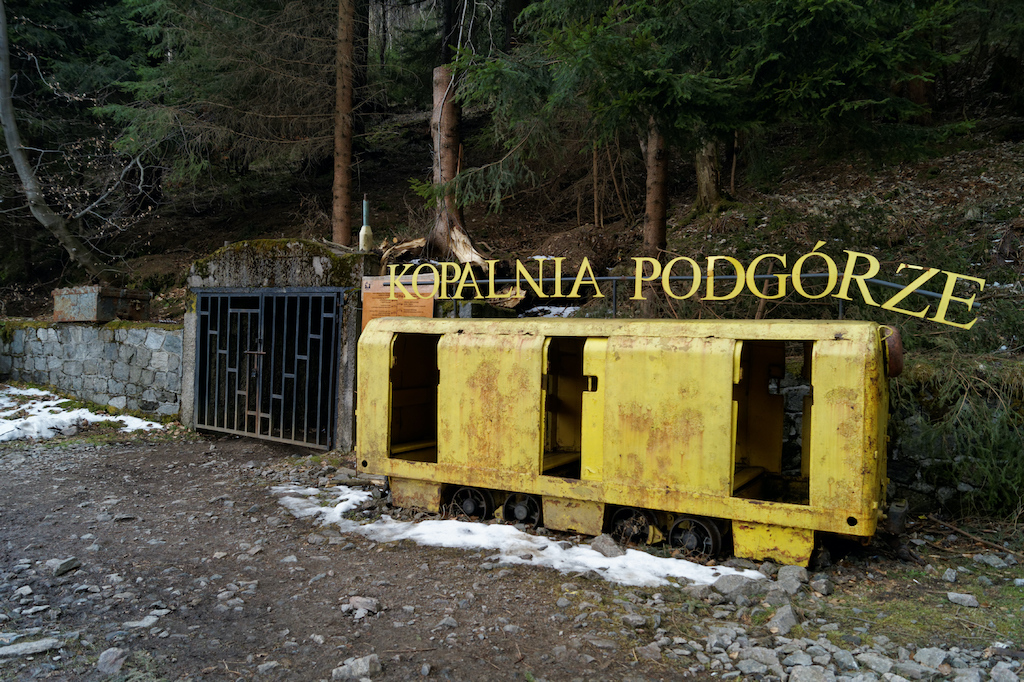 Wejście do sztolni kopalni uranu „Podgórze”, gdzie dziś znajduje się jedna z podziemnych tras turystycznych